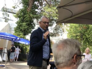 2025_Sommerfest - Die Gäste hören der Ansprache aufmerksam zu.