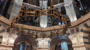 Großer Radleuchter im Oktogon des Doms