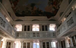 Festsaal mit bemalter Decke und umlaufender Galerie