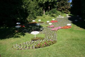Mainau: Kunstvoll gestaltetes Blumenbeet mit Ortsschild
