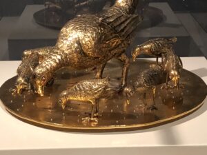 Historisches Kunstwerk "Goldene Henne" aus naechster Naehe