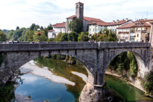 Historische Steinbrücke mit Blick auf die Altstadt