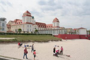 Strand vor historischem Kurhaus