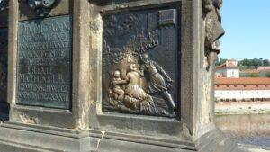 Bronzerelief mit lateinischer Inschrift