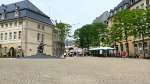 Auf dem Place de Clairefontaine