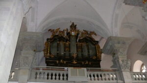 Historisches Instrument im Kirchenraum