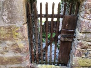Altes Holztürchen mit Vorhängeschloss