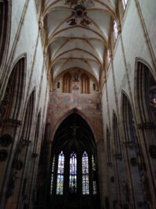 Das gotische Gewölbe und die hohen Fenster im Ulmer Münster