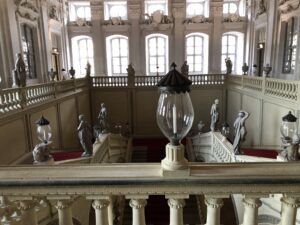 Licht und Architektur im eindrucksvollen Treppenhaus