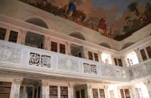 Detail der Galerie und Deckenmalerei im Festsaal