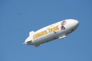 Zeppelin: Werbeluftschiff 'Europa-Park' am Himmel