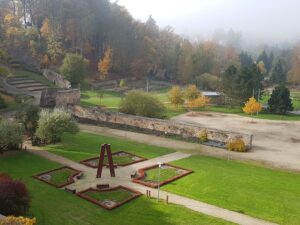 Parkanlage mit Kolonnaden und Gartenbeeten