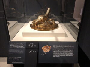 Informationen zur Goldenen Henne und ihrer Geschichte