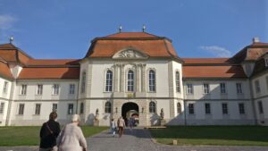 Die barocke Schlossanlage mit ihrem repräsentativen Mittelportal