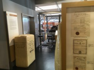 Verpackter Hopfenballen sowie gerahmte Waagscheine aus dem 19. Jahrhundert