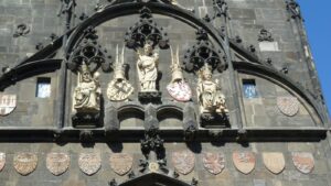 Wappen und Figuren der Turmfassade