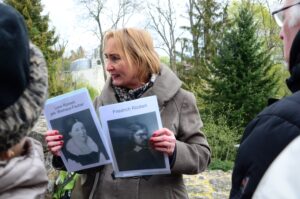 Die Stadtführerin erläutert anhand historischer Porträts das Leben Friedrich Rückerts