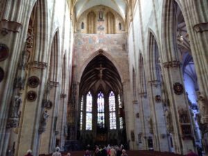 Blick durch das mächtige Kirchenschiff des Ulmer Münsters