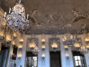 Der elegante Weiße Saal mit seiner feinen Stuckdekoration
