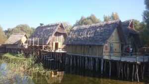 Pfahlbauten: Rekonstruierte Bauten am Seeufer