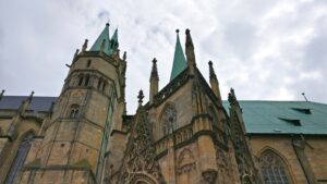 Blick von unten auf die Domtürme