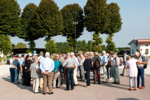 Gruppe im Schatten hoher Bäume vor der Weiterfahrt