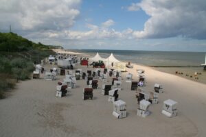 Reihen von Strandkörben