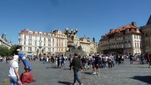 Historische Fassaden und Straßenkünstler