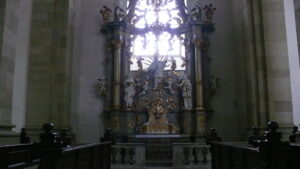 Lichtdurchflutete Altarnische