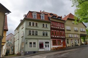 Farbenfrohe Häuserzeile in der Arnstädter Altstadt