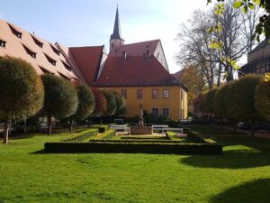 Gepflegter Garten mit Kirche im Hintergrund