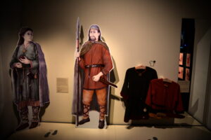 Historische Gewaender und Figuren der Ausstellung