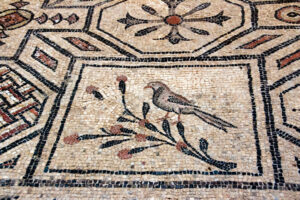 Römisches Bodenmosaik mit Vogel und Blütenranken