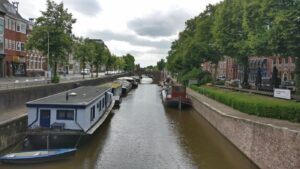 Ein Kanal mit Wohnbooten