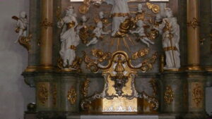 Vergoldete Figuren im Altarraum