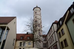 Blick auf einen historischen Turm in der Schweinfurter Altstadt