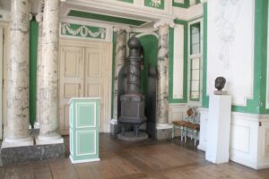 Saal mit Büsten und dunklen Säulen