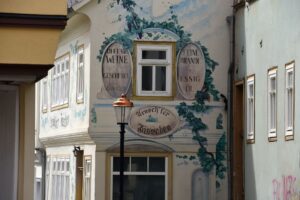 Eine kunstvoll bemalte Fassade in der Altstadt