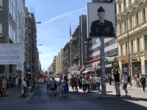 Am Grenzübergang Checkpoint Charlie