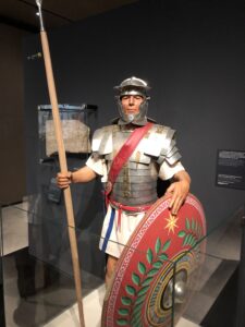 Roemischer Legionaer in originalgetreuer Darstellung
