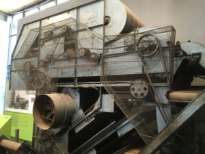 Mechanische Pflückmaschine mit Trommeln, Riemen und Gebläse zur maschinellen Hopfenernte