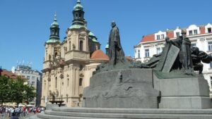 Denkmal vor der St.-Niklas-Kirche