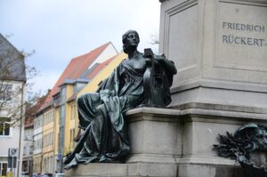 Das Friedrich-Rückert-Denkmal mit dem Dichter auf seinem hohen Sockel