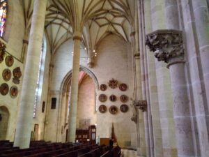 Gotische Säulen und historische Wappenschilde im Inneren des Ulmer Münsters