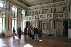 Besuchergruppe im repräsentativen Schlossraum