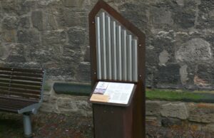 Eine kleine Orgel oder ein Orgelpositiv in der Bachkirche
