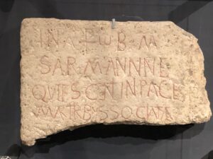 Historischer Fundstein mit roemischer Inschrift