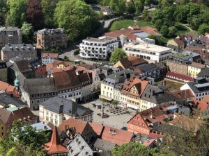Blick von oben auf Kulmbach mit markantem Obelisken im Stadtbild