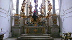Figurenreicher Altaraufbau