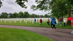 Reihen weißer Kreuze auf dem Soldatenfriedhof